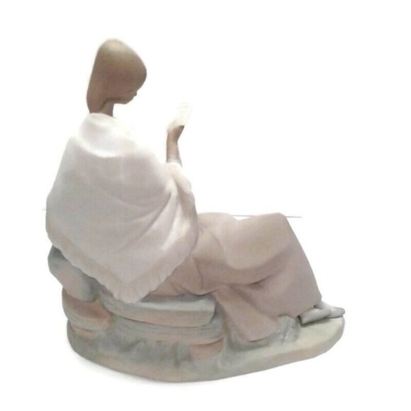 Lladro Girl Reading Figurine Sitting Stone Jug Elegant Porcelain Sculpture Decor - Picture 4 of 7